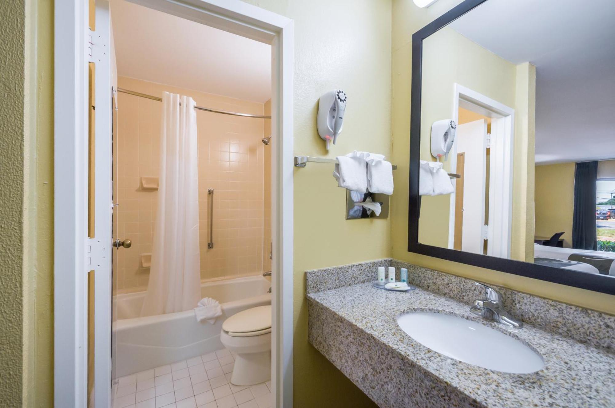 Quality Inn Fredericksburg-Central Park Area Εξωτερικό φωτογραφία